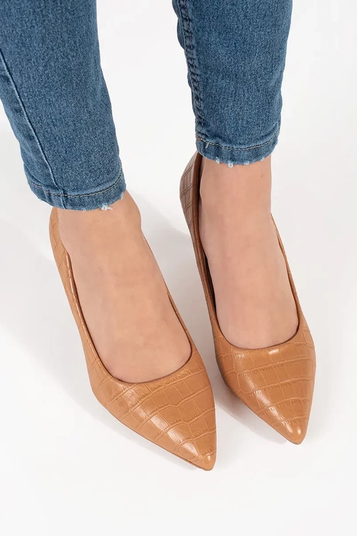 Zandkleurige hakken op hak Zandkleurige hakken op hak