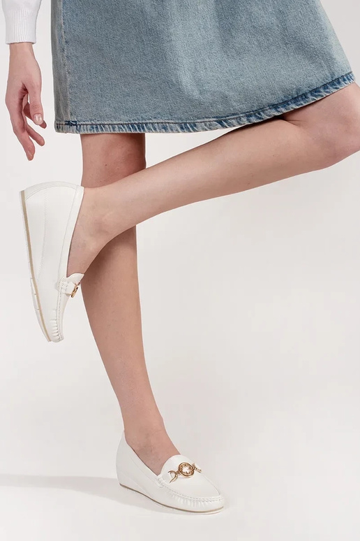 Witte instappers op een sleehak met... Witte instappers op een sleehak met...