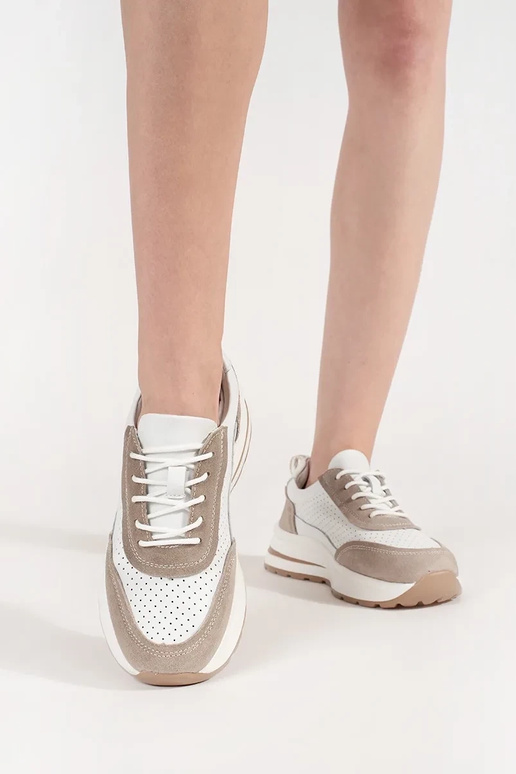 Leren geperforeerde sportschoenen op... Leren geperforeerde sportschoenen op...