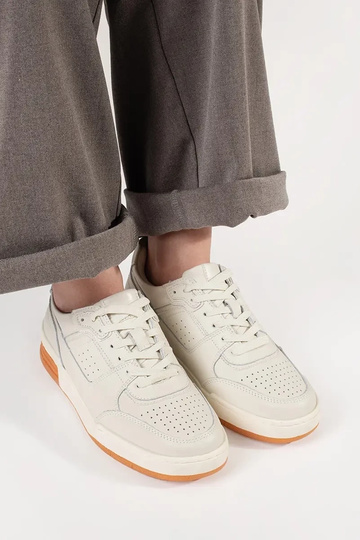 witte Sneakers model... 2