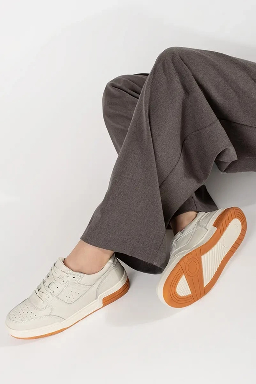 ivoorkleurige Sneakers model schoenen...