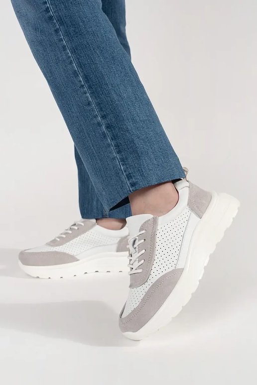 Leren geperforeerde sportschoenen op... Leren geperforeerde sportschoenen op...