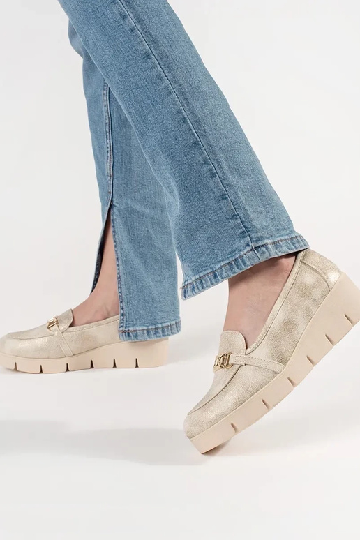 Gouden kleur instappers op een...