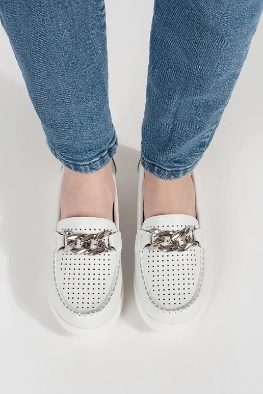 Witte leren instappers met ketting op...