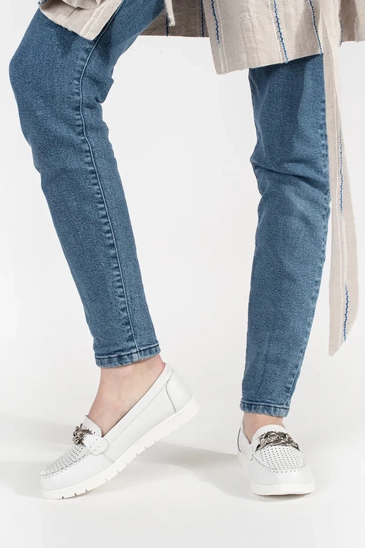 Witte leren instappers met ketting op...