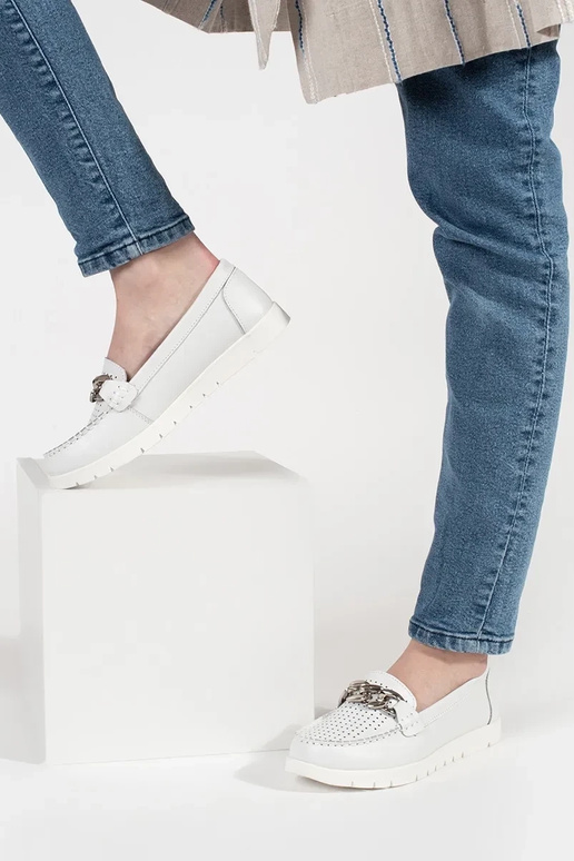 Witte leren instappers met ketting op...