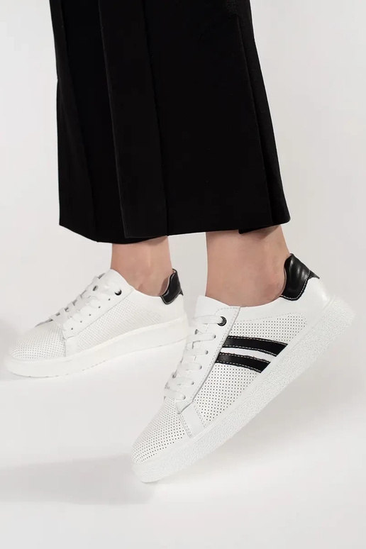 Witte kleur sportschoenen perforated... Witte kleur sportschoenen perforated...