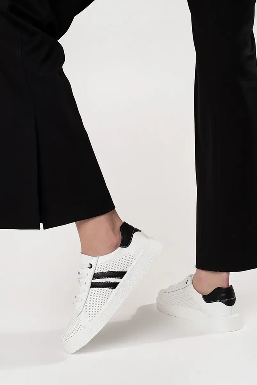 Witte kleur sportschoenen perforated... Witte kleur sportschoenen perforated...