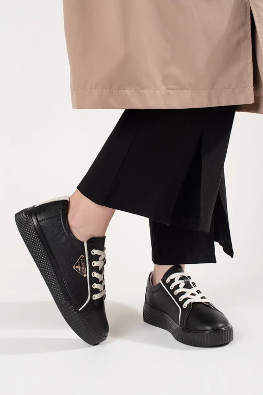 Leren zwarte Sneakers model schoenen... Leren zwarte Sneakers model schoenen...