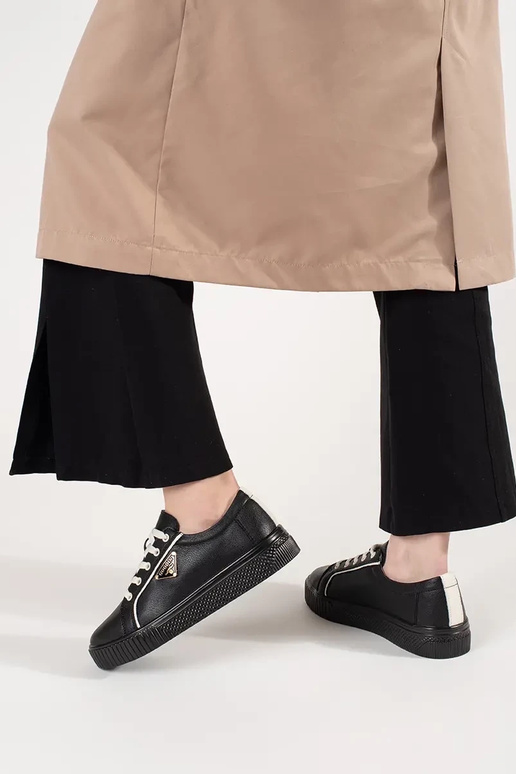 Leren zwarte Sneakers model schoenen... Leren zwarte Sneakers model schoenen...