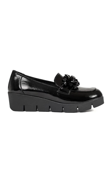 zwarte mocassins op een...