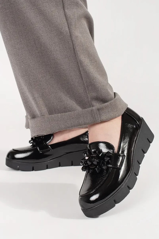 zwarte mocassins op een sleehak met...