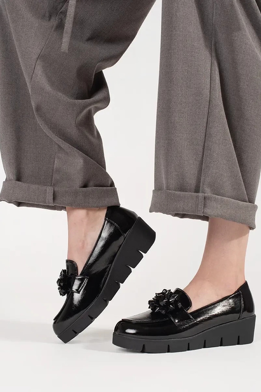 zwarte mocassins op een sleehak met...