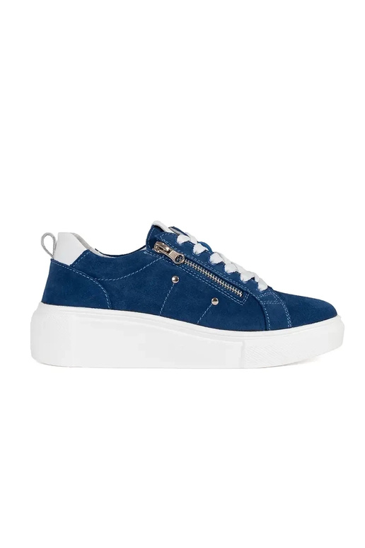 Blauwe sneakers model op een dikke zool