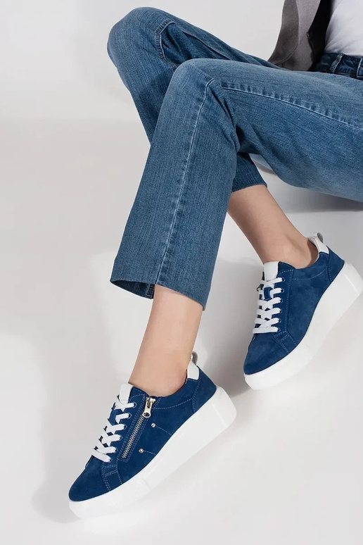 Blauwe sneakers model op een dikke zool