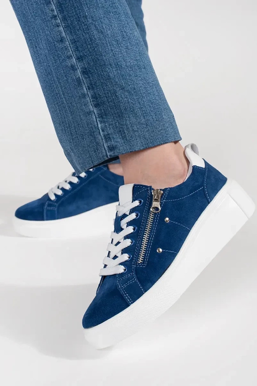 Blauwe sneakers model op een dikke zool