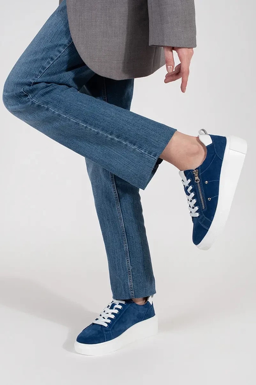 Blauwe sneakers model op een dikke zool