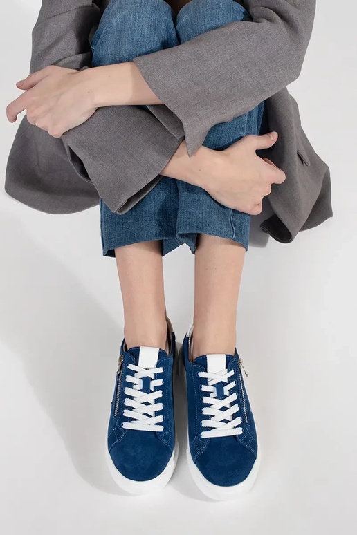 Blauwe sneakers model op een dikke zool