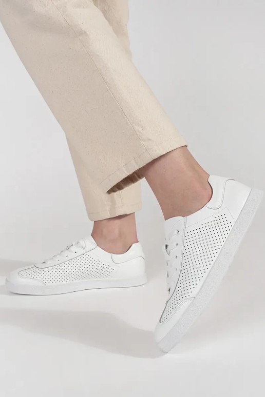 Witte sportschoenen geperforeerd van...