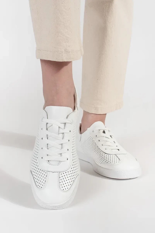 Witte sportschoenen geperforeerd van...