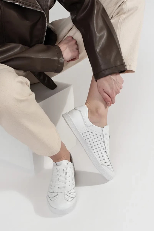 Witte sportschoenen geperforeerd van...