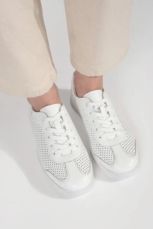 Witte sportschoenen geperforeerd van...