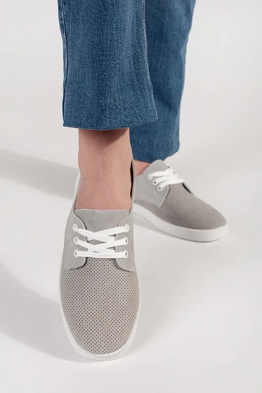 Grijze ajour schoenen van natuurlijk... Grijze ajour schoenen van natuurlijk...