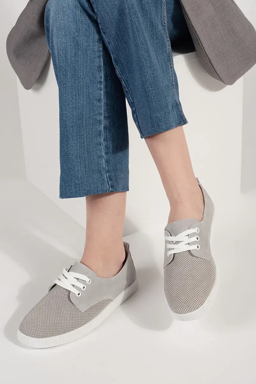 Grijze ajour schoenen van natuurlijk... Grijze ajour schoenen van natuurlijk...