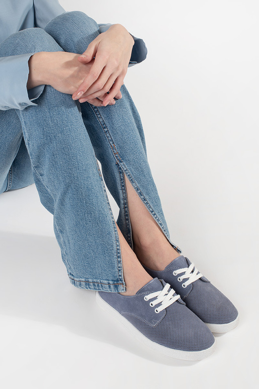 Blauwe kleur schoenen perforated van... Blauwe kleur schoenen perforated van...