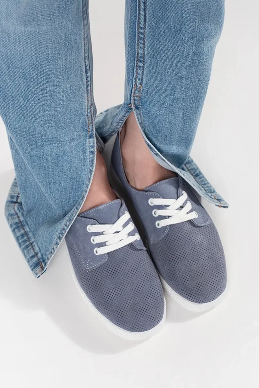 Blauwe kleur schoenen perforated van... Blauwe kleur schoenen perforated van...