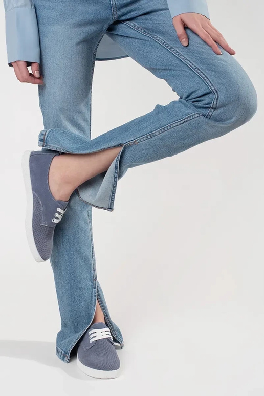 Blauwe kleur schoenen perforated van... Blauwe kleur schoenen perforated van...