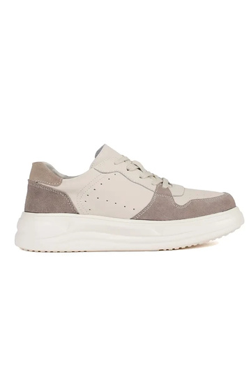 Zandkleurige leren sneakers...