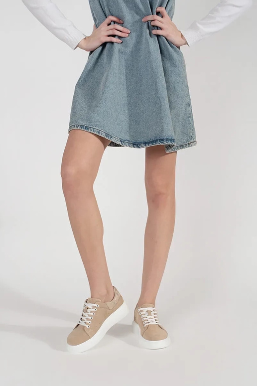 Zandkleurige leren sneakers model op... Zandkleurige leren sneakers model op...