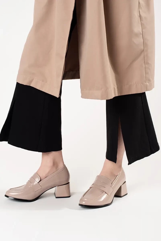 zandkleurige enkellaarsjes op hoge... zandkleurige enkellaarsjes op hoge...