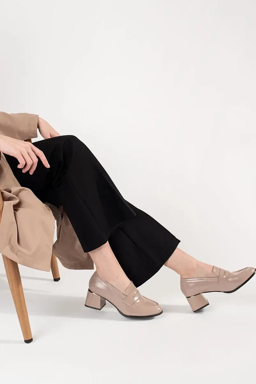 zandkleurige enkellaarsjes op hoge... zandkleurige enkellaarsjes op hoge...