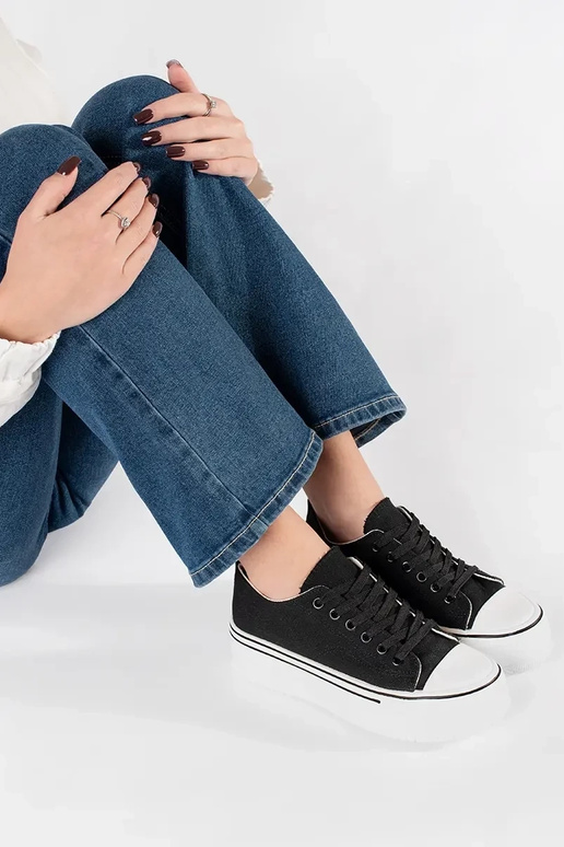 Zwarte klassieke damessneakers op...