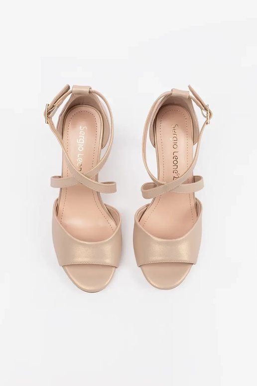 Witte comfortabele sandalen op een wig