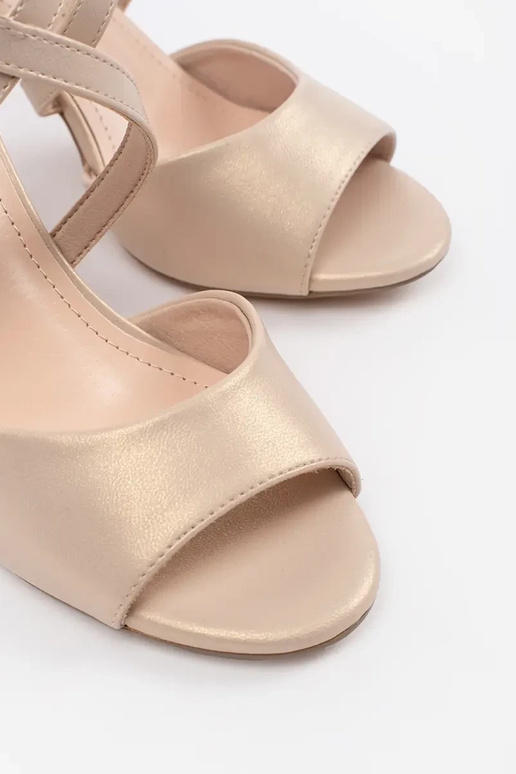 Witte comfortabele sandalen op een wig