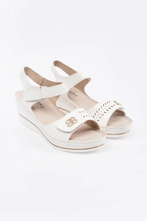 Witte sandalen op een wig met open hak Witte sandalen op een wig met open hak