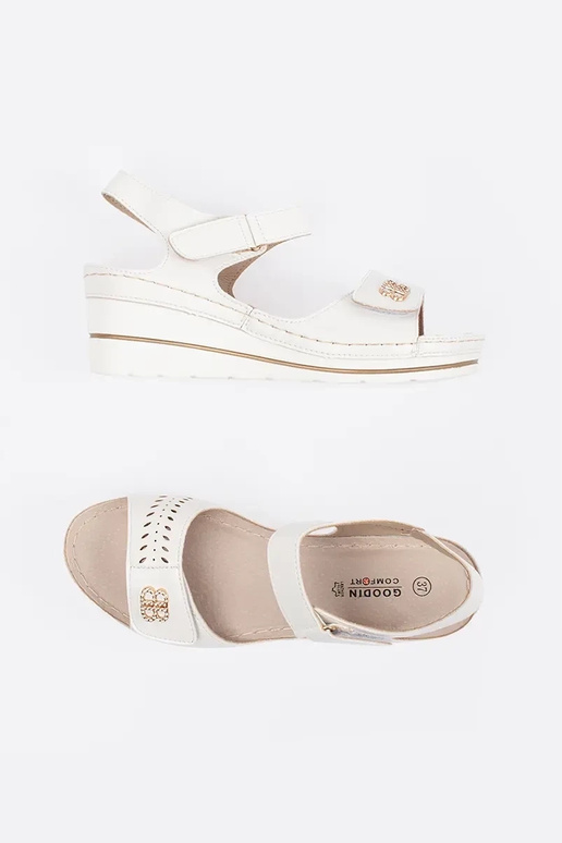 Witte sandalen op een wig met open hak Witte sandalen op een wig met open hak