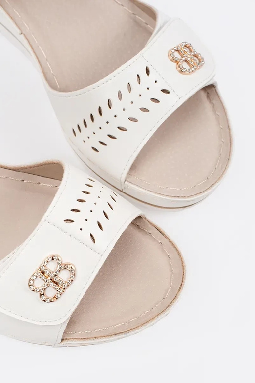 Witte sandalen op een wig met open hak Witte sandalen op een wig met open hak