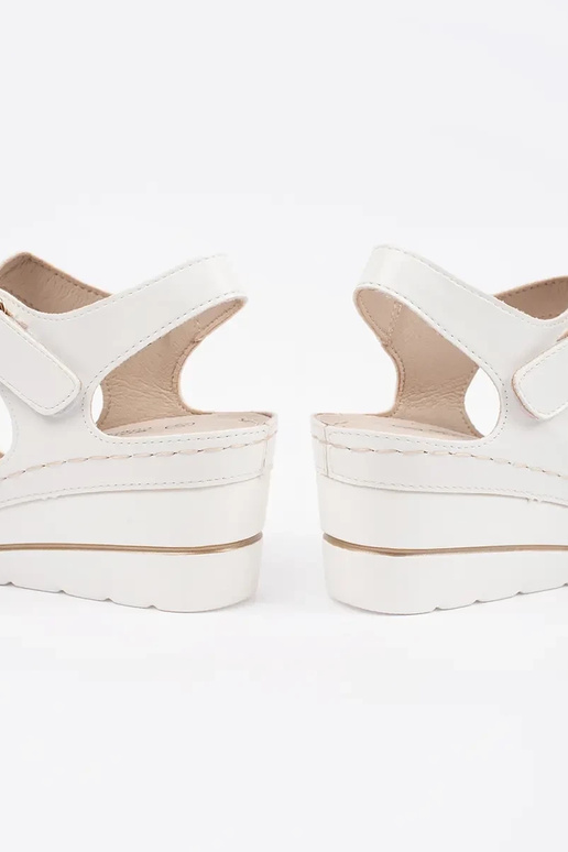 Witte sandalen op een wig met open hak Witte sandalen op een wig met open hak