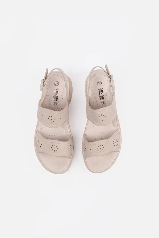 Ivoor kleurige sandalen licht op... Ivoor kleurige sandalen licht op...