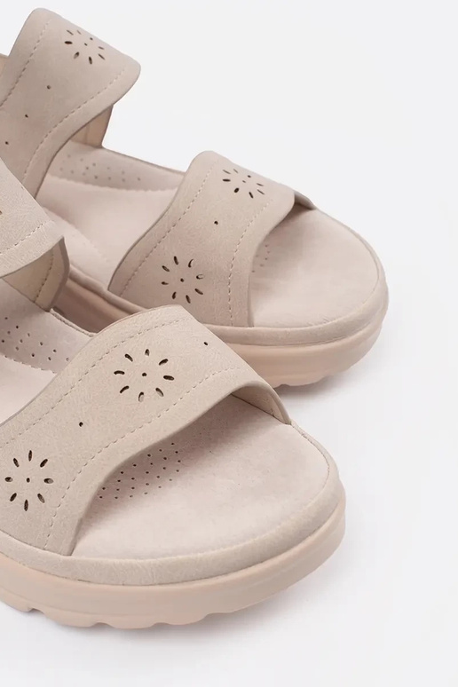 Ivoor kleurige sandalen licht op... Ivoor kleurige sandalen licht op...