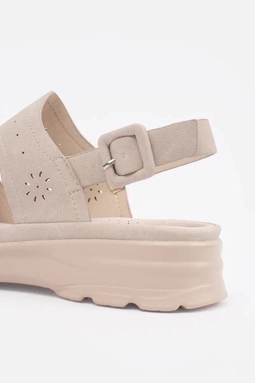 Ivoor kleurige sandalen licht op... Ivoor kleurige sandalen licht op...