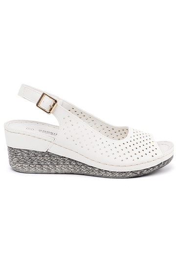 Witte opengewerkte sandalen