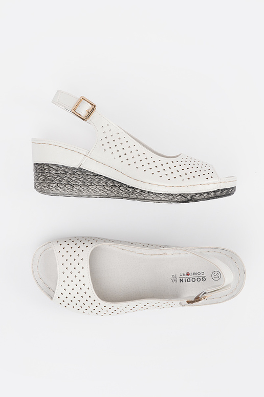 Witte opengewerkte sandalen