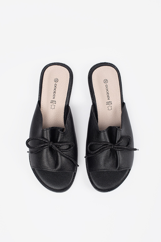 Zwarte slippers met bandje Zwarte slippers met bandje