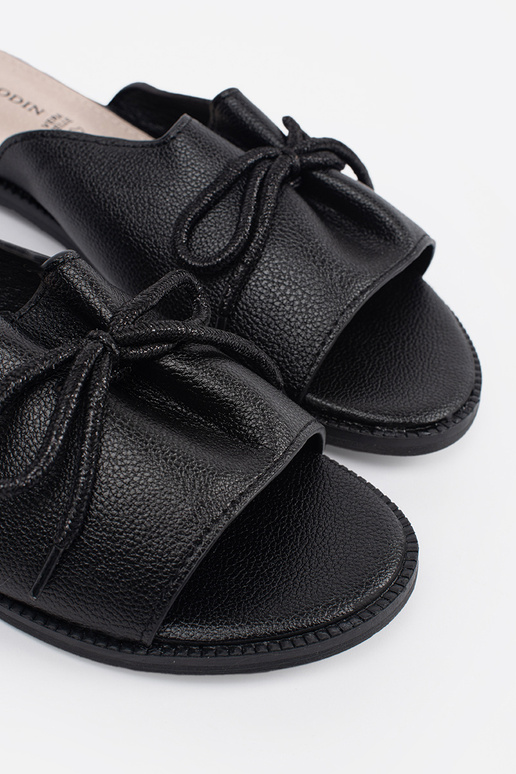 Zwarte slippers met bandje Zwarte slippers met bandje