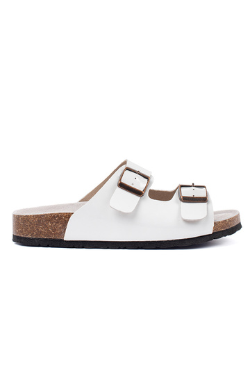 Witte slippers op platte zool